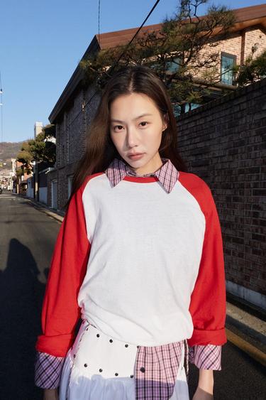 ラグランスリーブロングスリーブTシャツホワイト/レッドZaraのラグランスリーブロングスリーブTシャツ - ホワイト/レッド 