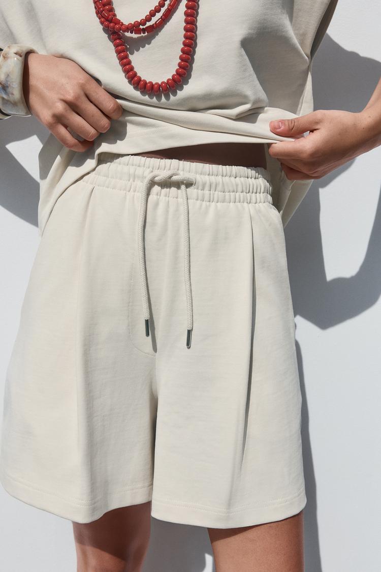 TEXTURED WEAVE PLEATED SHORTS