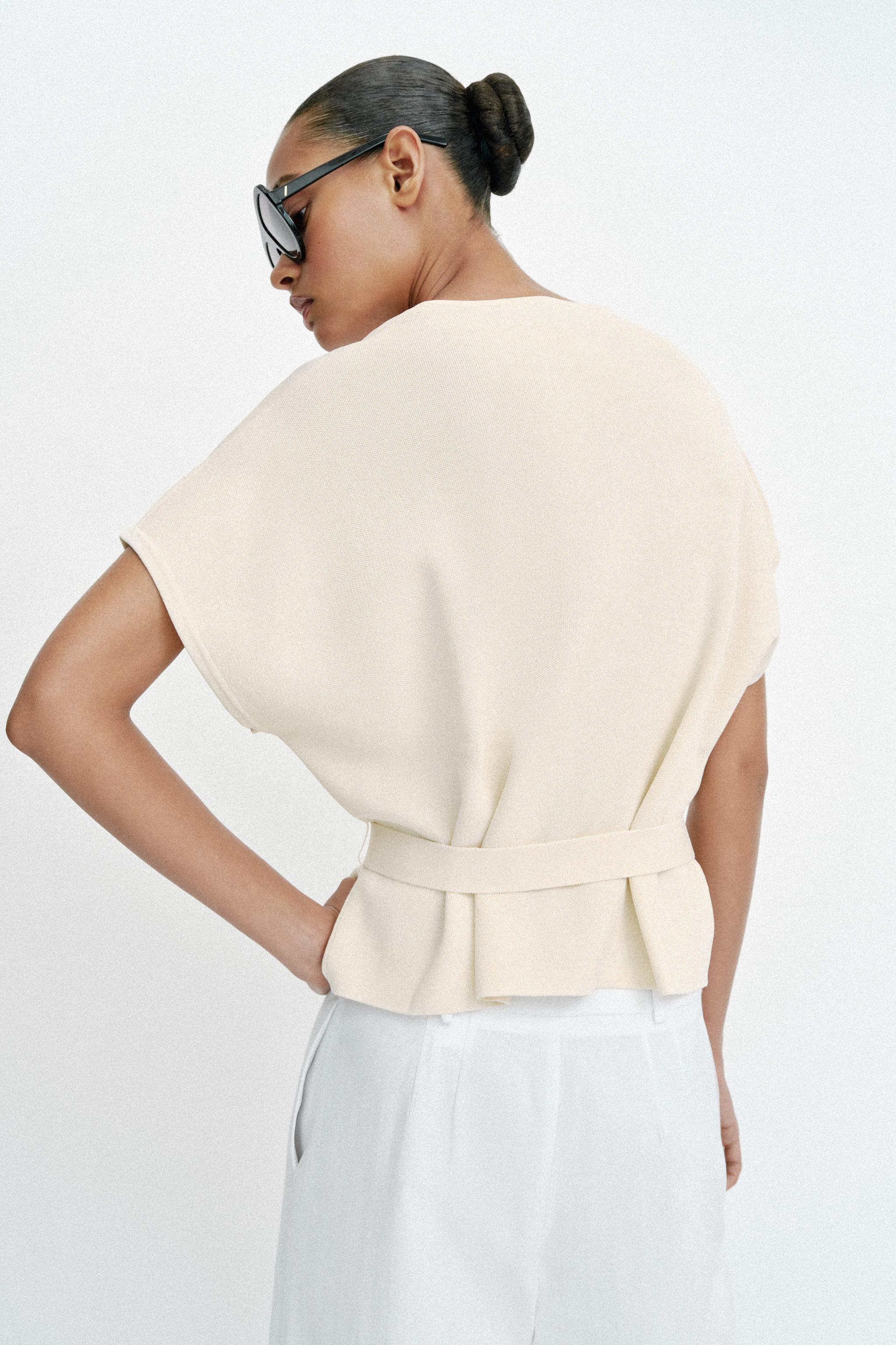 GILET EN MAILLE AVEC CEINTURE