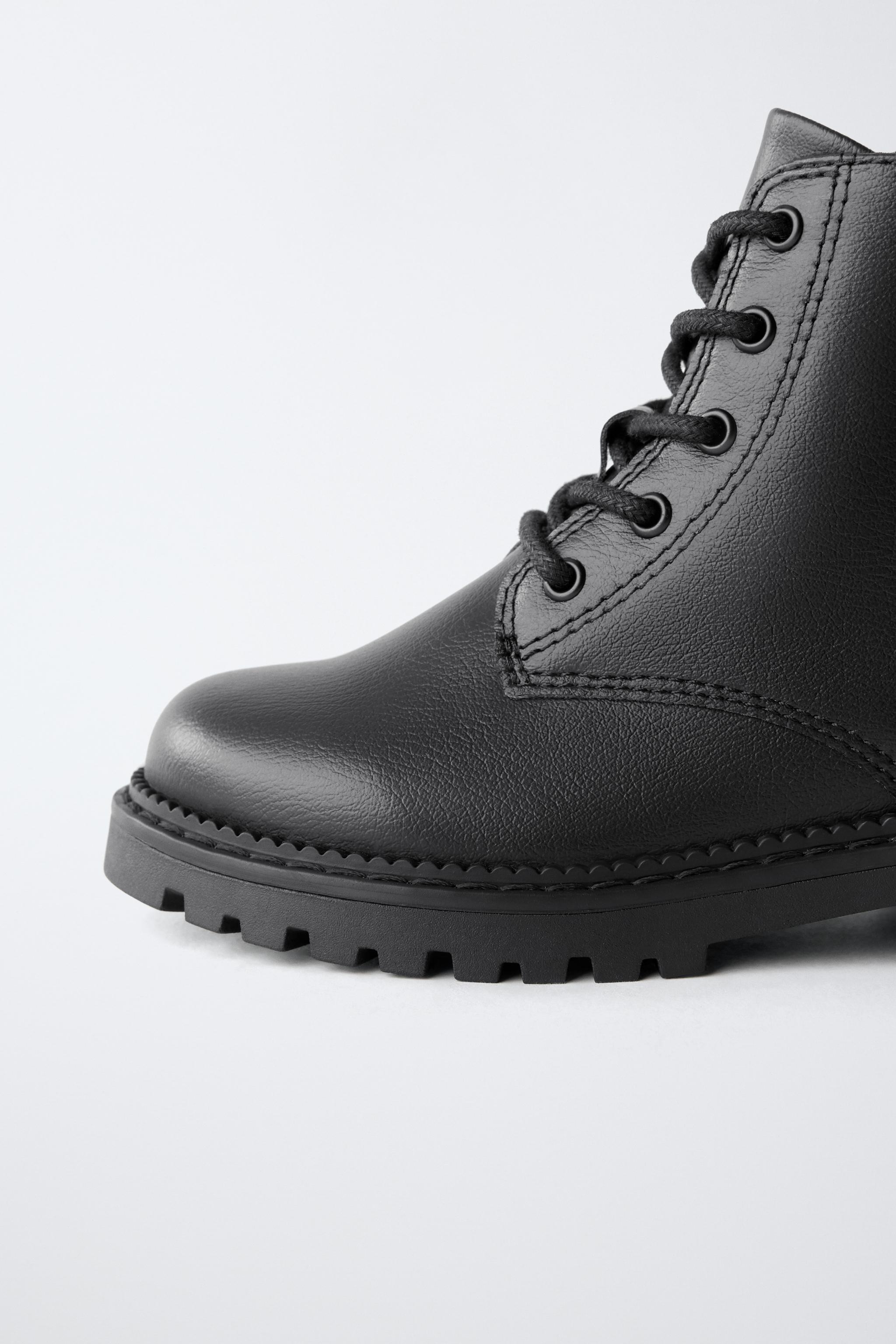 BOTTINES À LACETS