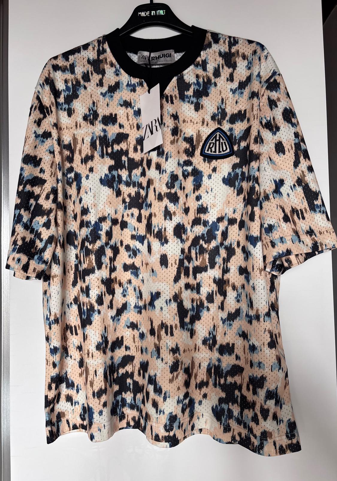 Short-sleeved T-shirt with a beige, black and blue abstract print. Text: MADE IN ITALY, ZARA RHUIGI, ZARA, RHU.