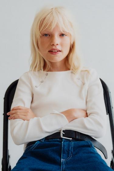 GERIPPTES T-SHIRT MIT KNÖPFEN UND CUT-OUT - Cremefarben von Zara
