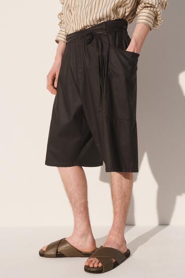 BERMUDA RELAX FIT LYOCELL EFECTO ENCERADO - Marrón de Zara