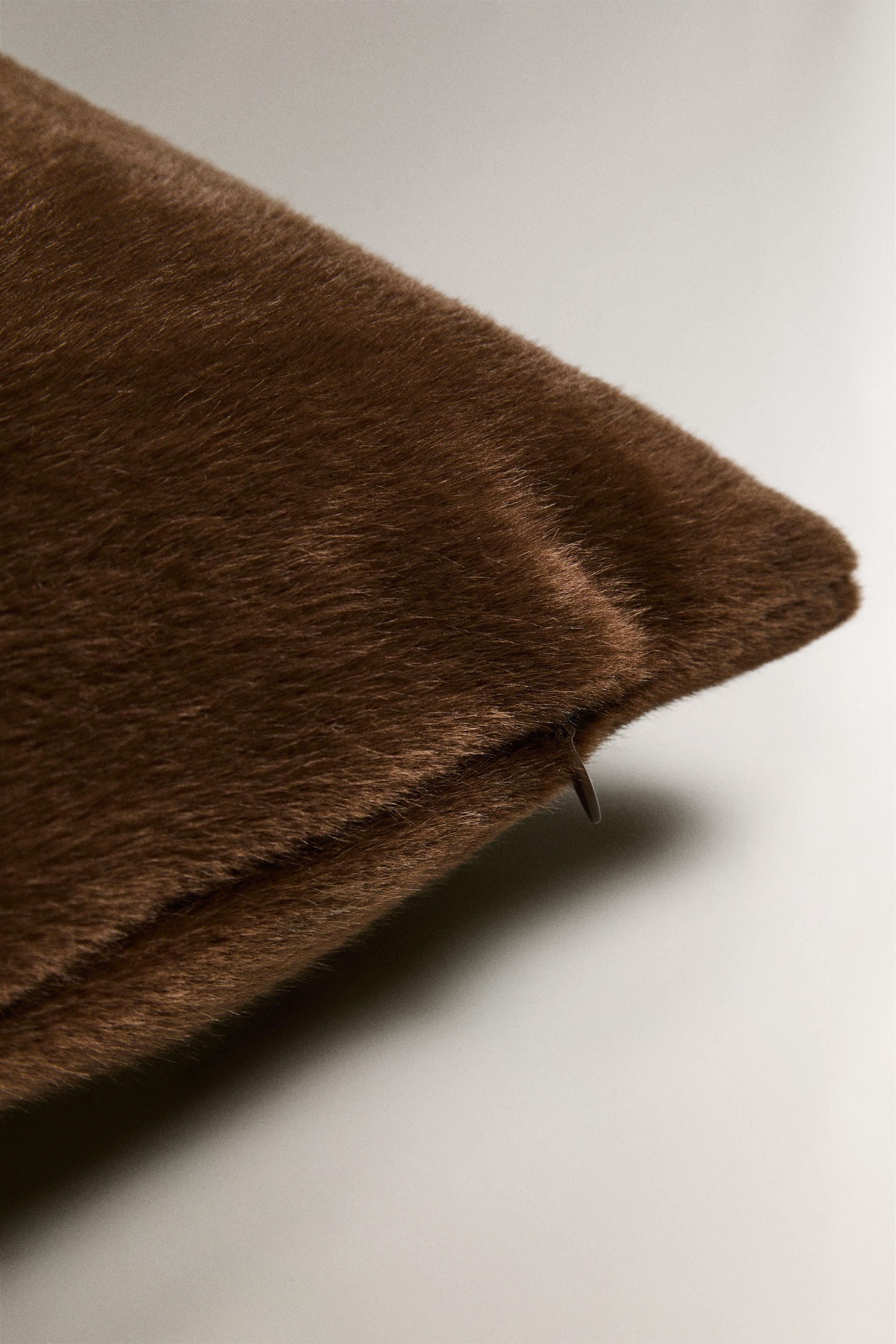 フェイクファー クッションカバー - ブラウン | ZARA Japan / 日本