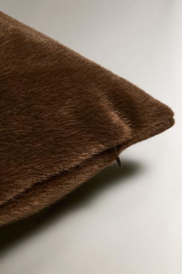 HOUSSE DE COUSSIN FOURRURE - Marron de Zara - Image 3
