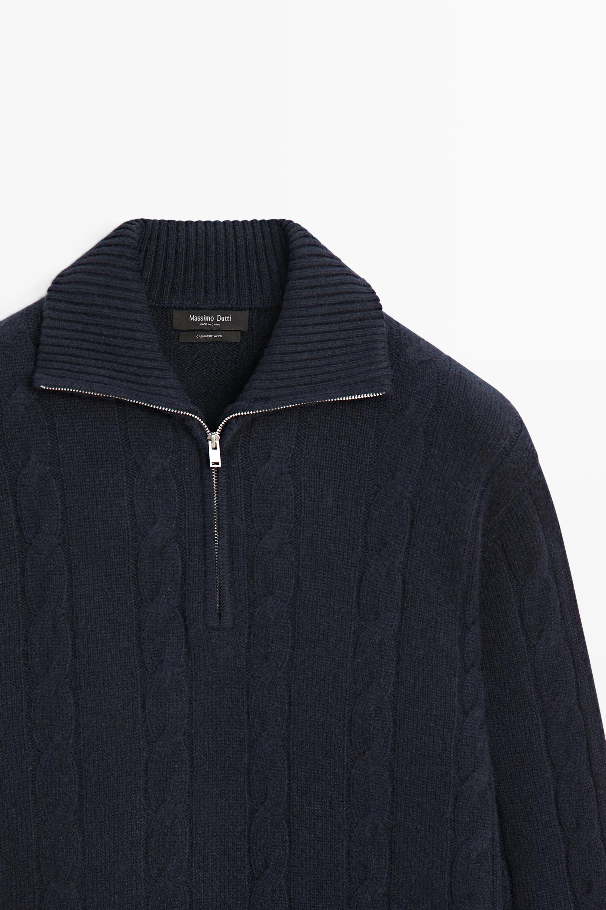 Pull en maille torsadée à col montant