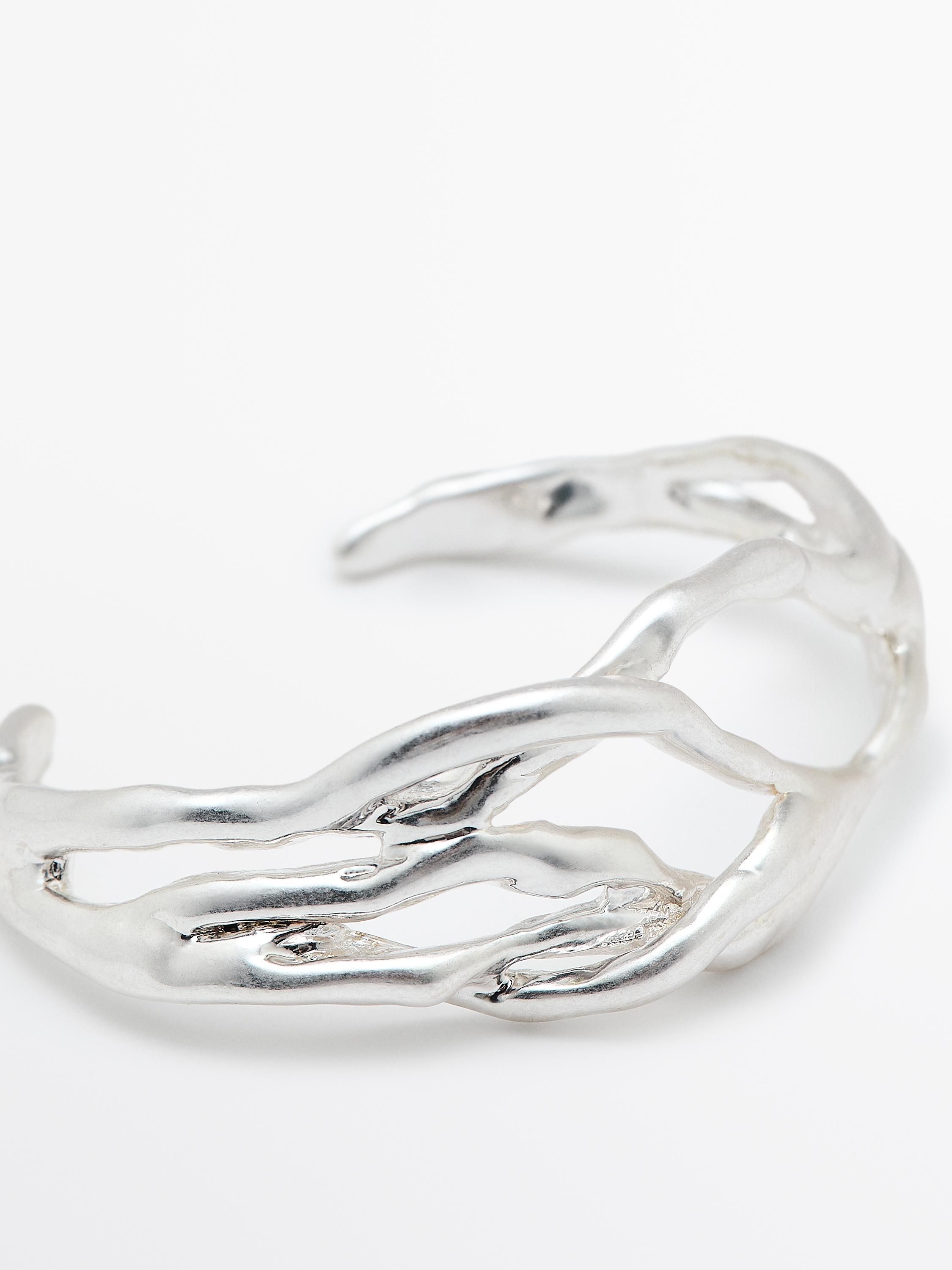 Bracelet métallique abstrait