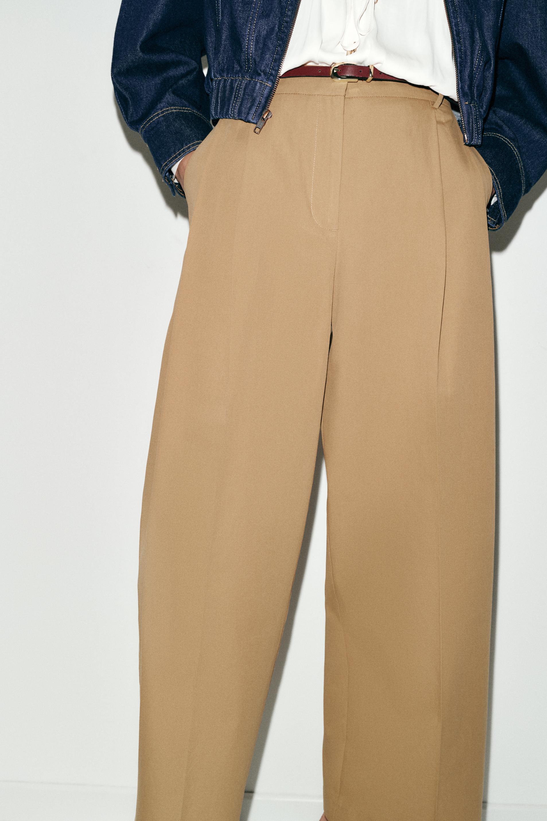 PANTALON À PINCES ET CEINTURE