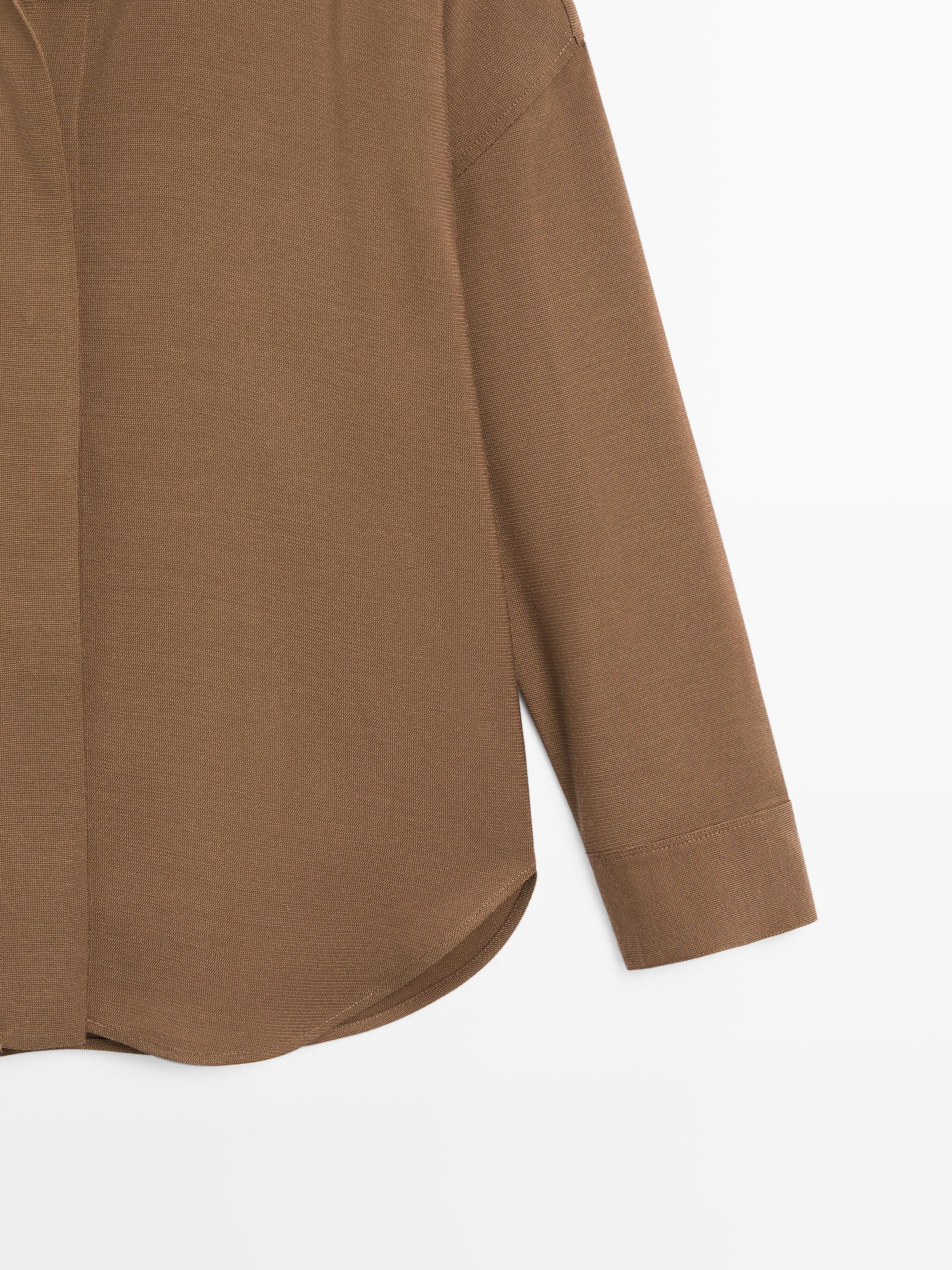 Flowing shirt with hidden buttons