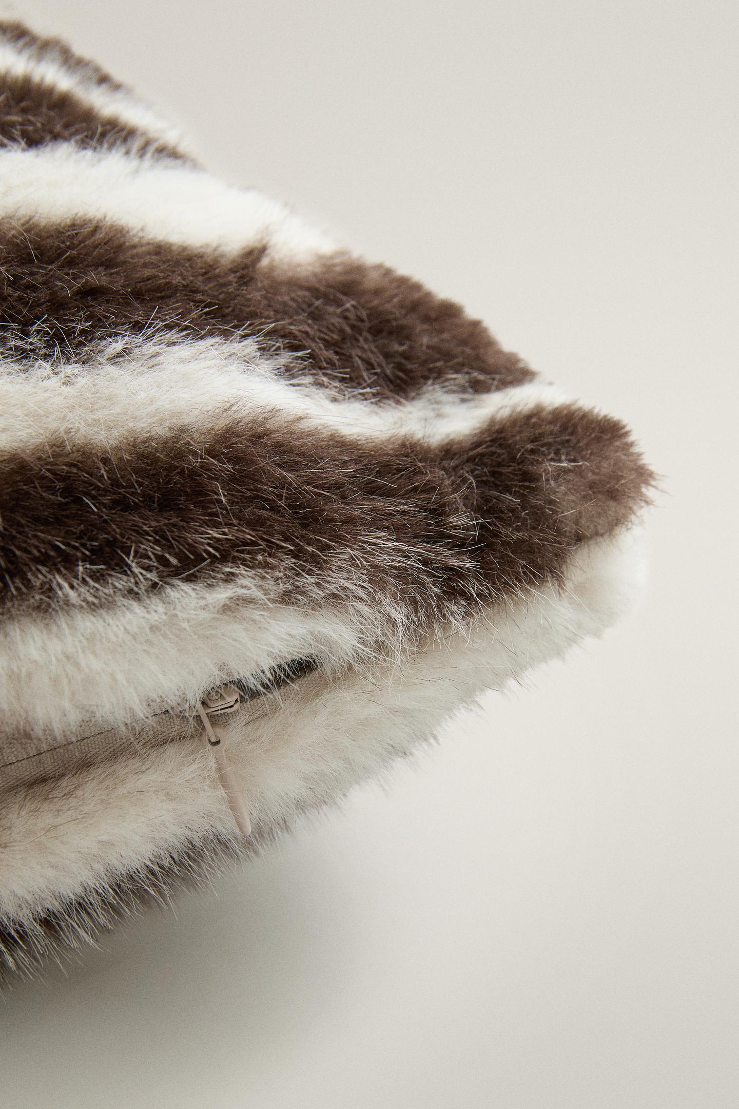 Подушка Zara Zebra Fur Throw Pillow Cover, цвет: Зебра — фото 4