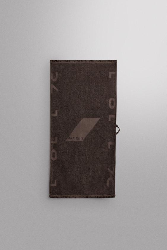 SMALL TRAINING TOWEL - Brown de Zara - Imagen 0
