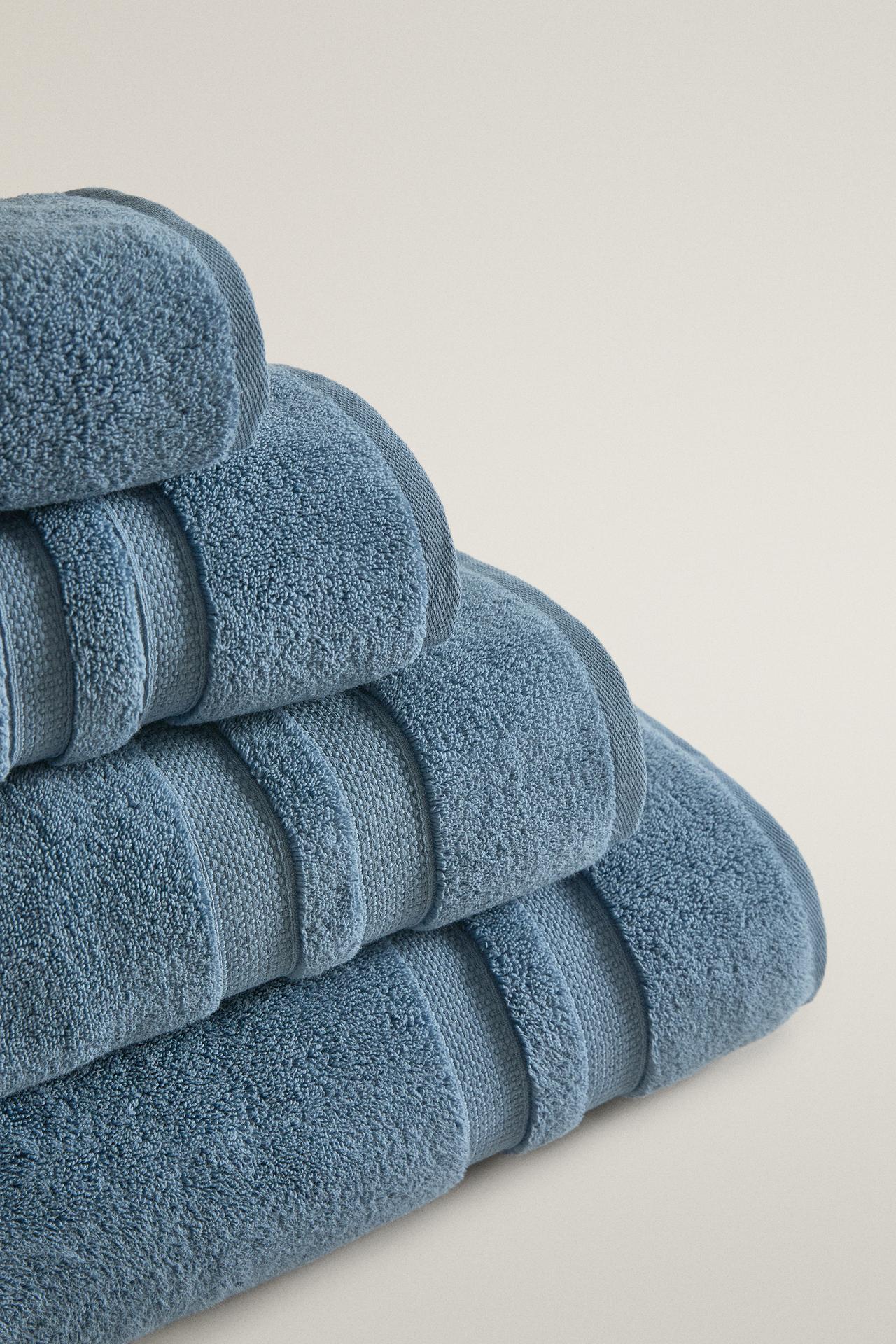 EXTRA SOFT DOUBLE-BORDER BATH TOWEL — Dusty blue