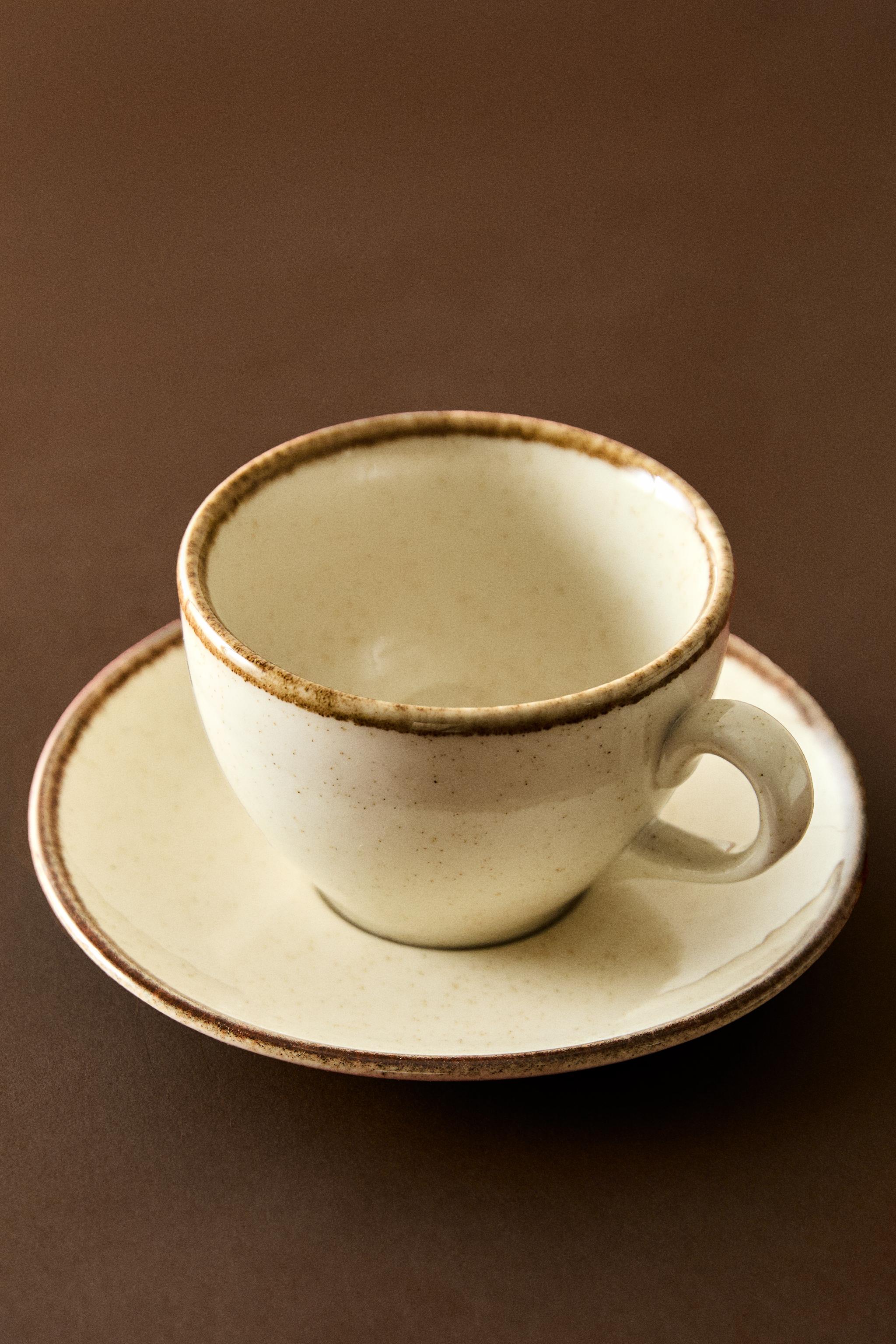 PORCELAIN TEACUP WITH ANTIQUE FINISH RIM