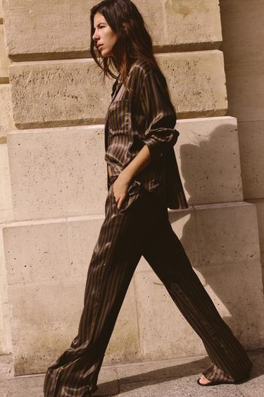 قميص بمظهر ساتاني مخطط - كاكي الخاص بـ Zara