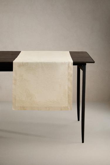 غطاء طاولة ضيق حصان جاكار - بيج الخاص بـ Zara - صورة 0