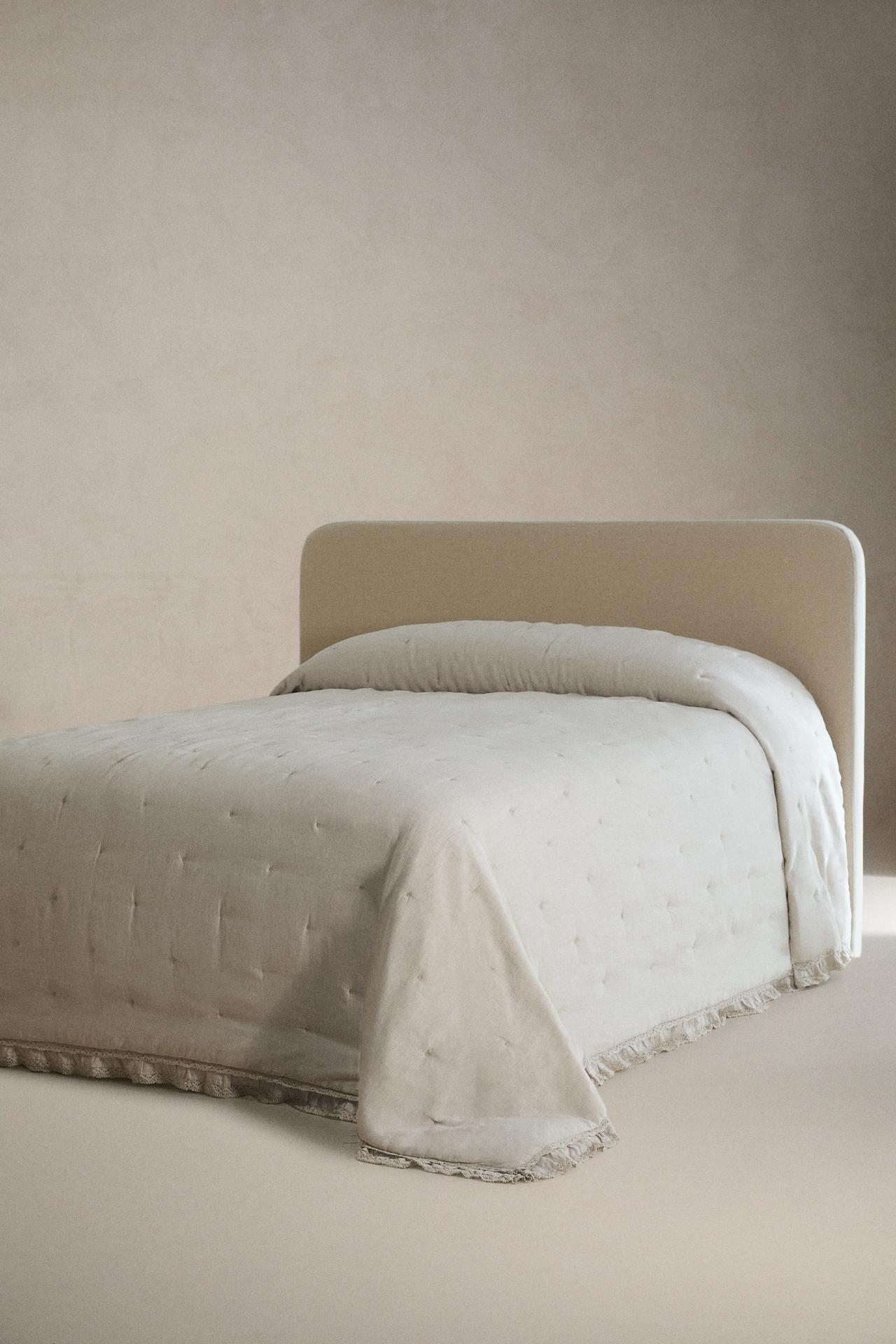 LINEN QUILT WITH LACE TRIM — Light beige