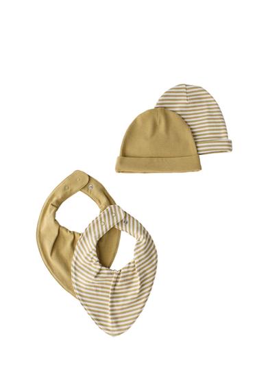 PACK DOS GORROS Y DOS BABEROS - Mostaza de Zara