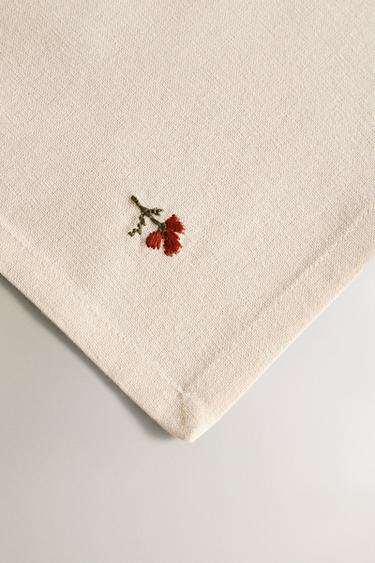 PACK OF EMBROIDERED FLORAL NAPKINS (PACK OF 2) - Ecru by Zara - Image 2