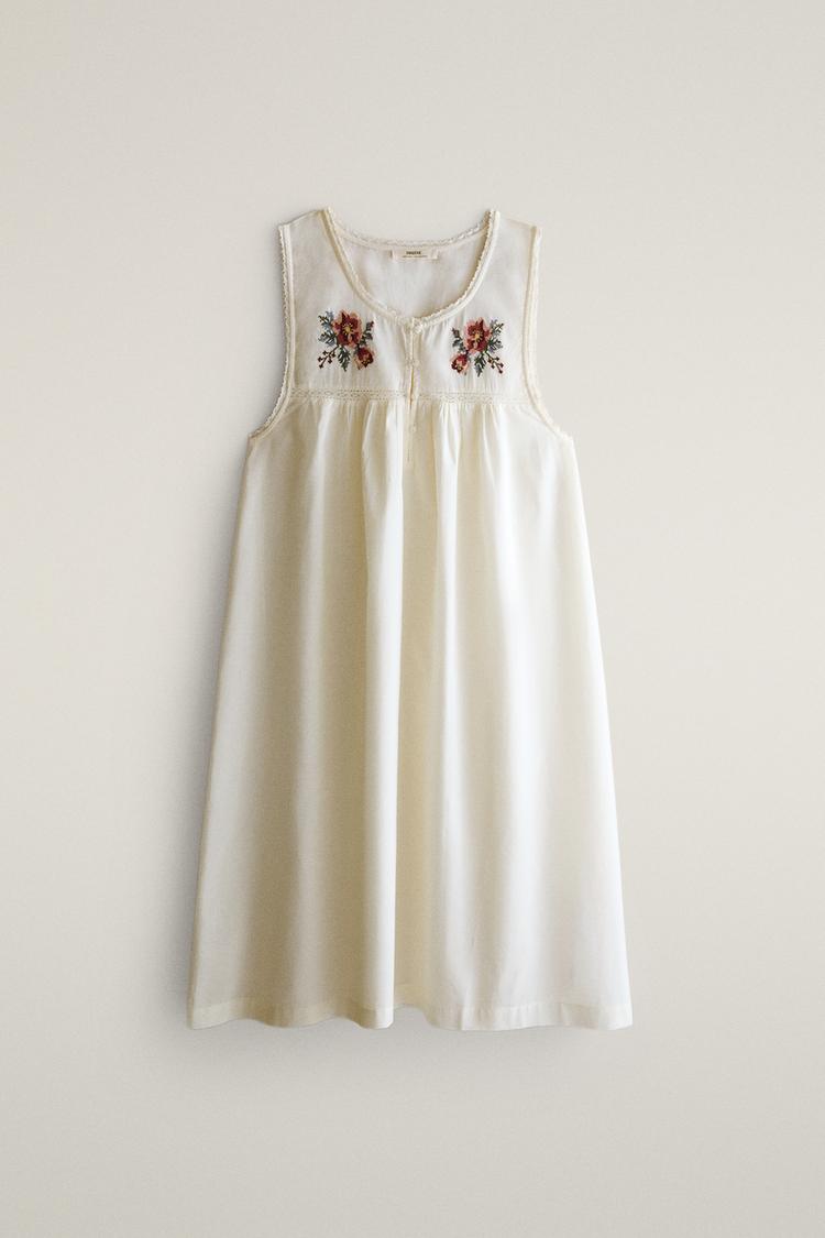 FLORAL EMBROIDERED NIGHTGOWN — Oyster-white