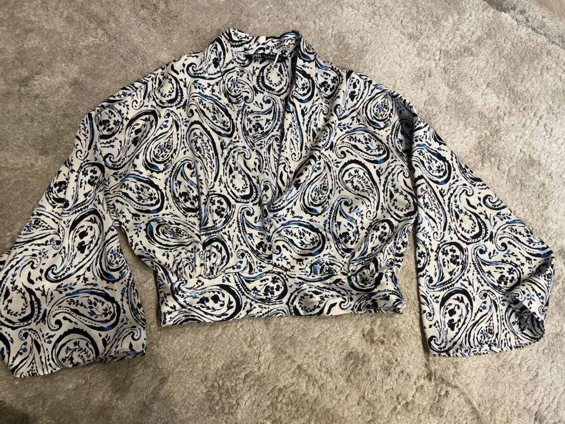 PRINTED CROSSOVER TOP