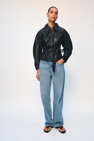 CHAMARRA CINTURÓN EFECTO PIEL - Negro / Blanco de Zara