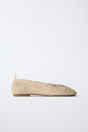 BALLERINA MIT HÄKELOPTIK UND SCHNÜRUNGEN - Gebrochenes Weiß von Zara
