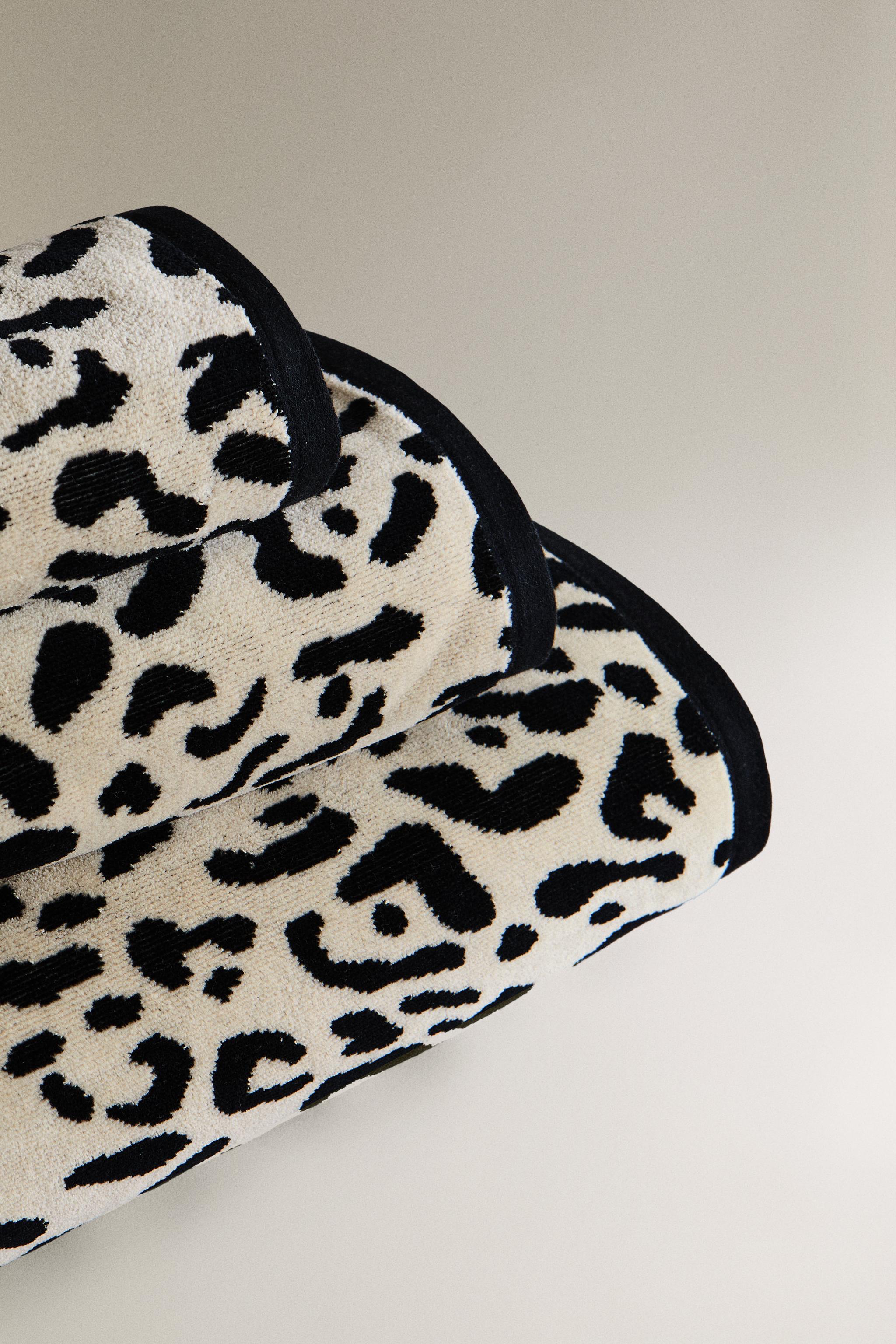ANIMAL PRINT VELOUR BATH TOWEL — Sand / Black