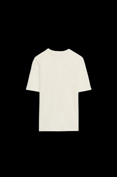 T-SHIRT MIT LEINEN UND KNÖPFEN - Cremefarben von Zara
