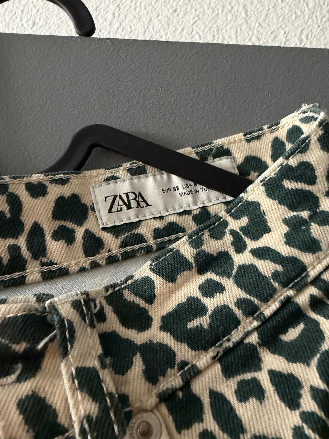 JEANS ZW COLLECTION BOOTCUT TIRO ALTO CROPPED ESTAMPADO ANIMAL - Image 2
