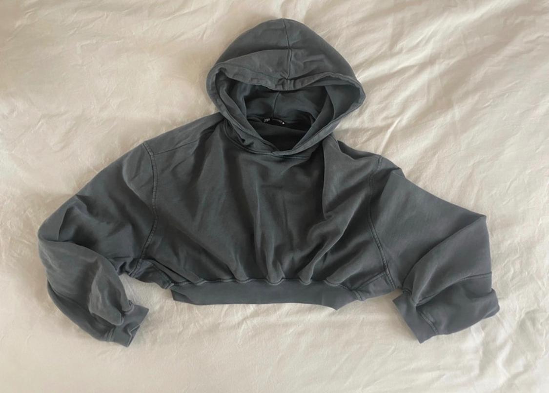 SUDADERA CROP GRIS AZULADA - Image 2
