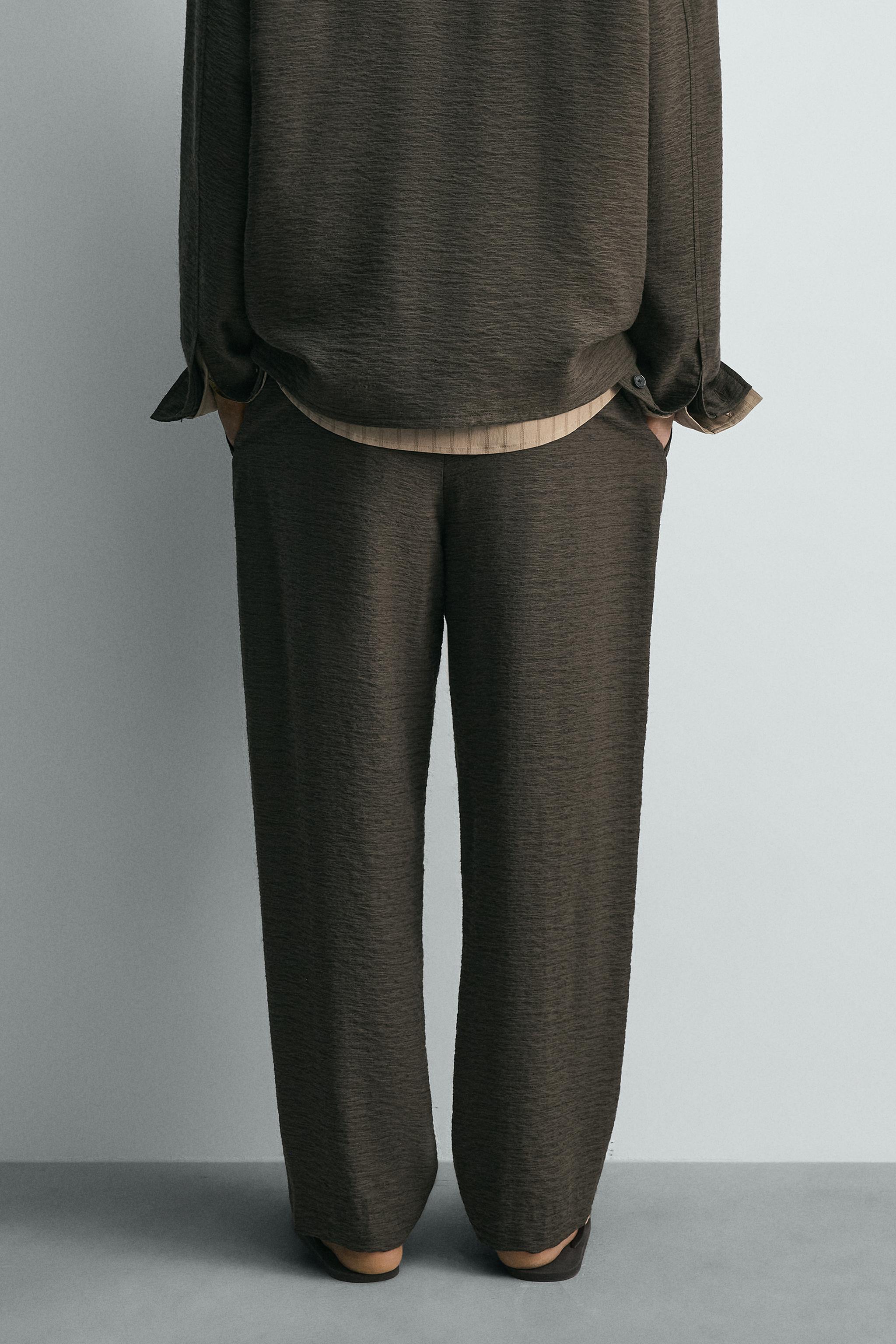 FLOWY TEXTURED PLEATED PANTS