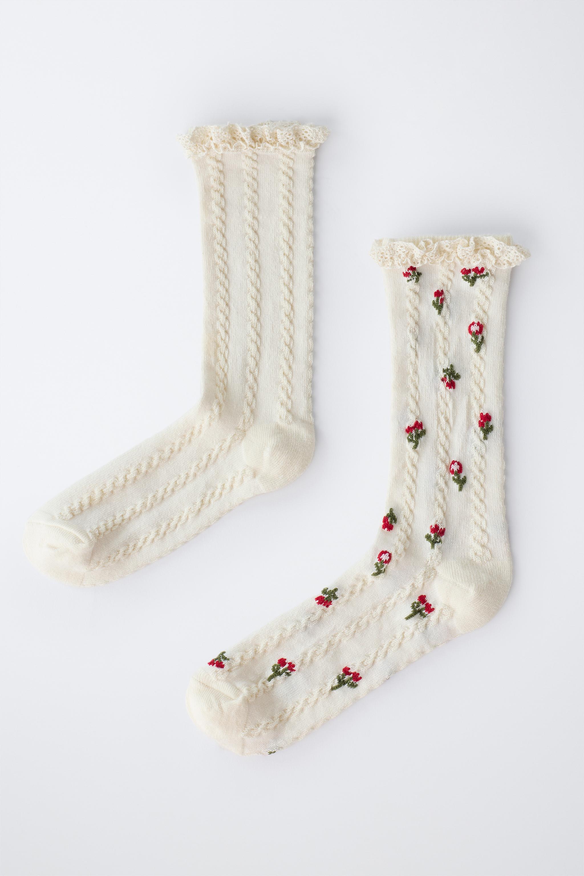 CHAUSSETTES ROMANTIQUES À FLEURS BRODÉES ET DENTELLE