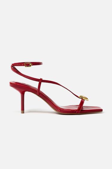 SANDALES À TALONS AVEC BRIDES ET DÉTAIL MÉTALLIQUE - Rouge de Zara