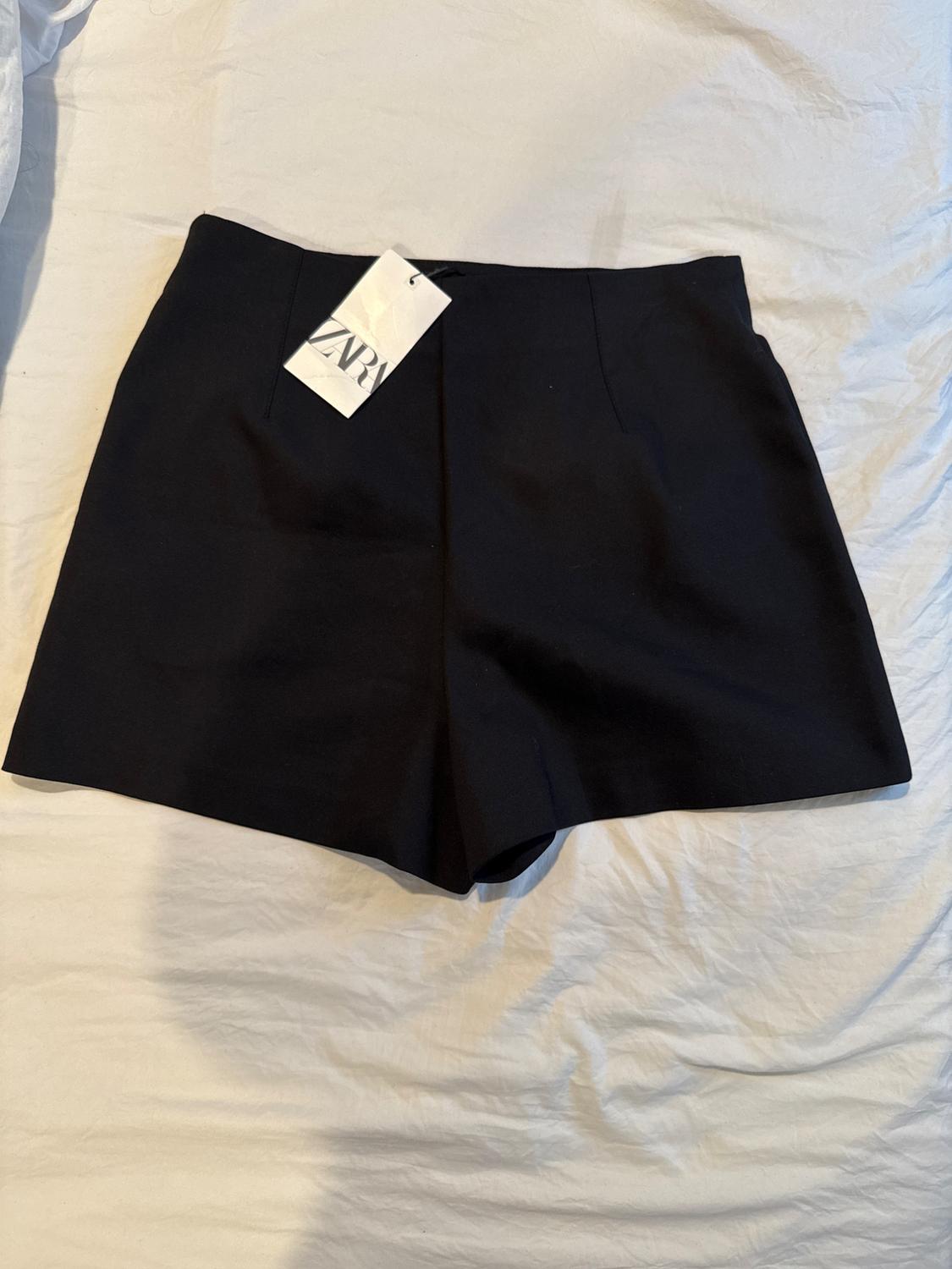 BLACK HIGH RISE SHORTS - Image 2