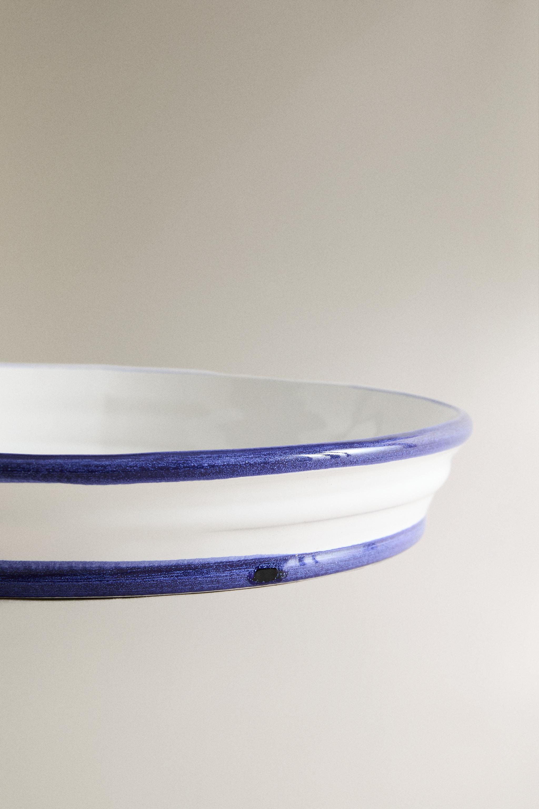 STONEWARE SERVING DISH WITH CONTRASTING RIM