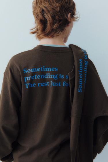 PLAYERA ESTAMPADA TEXTO CONTRASTE - Chocolate de Zara