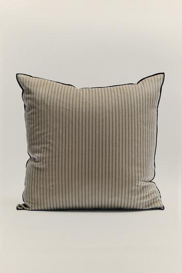 STRIPED VELVET CUSHION COVER - رمل الخاص بـ Zara