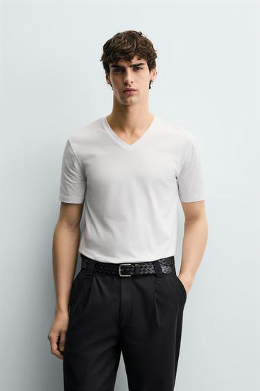 T-SHIRT COL EN V BASIQUE - Blanc de Zara