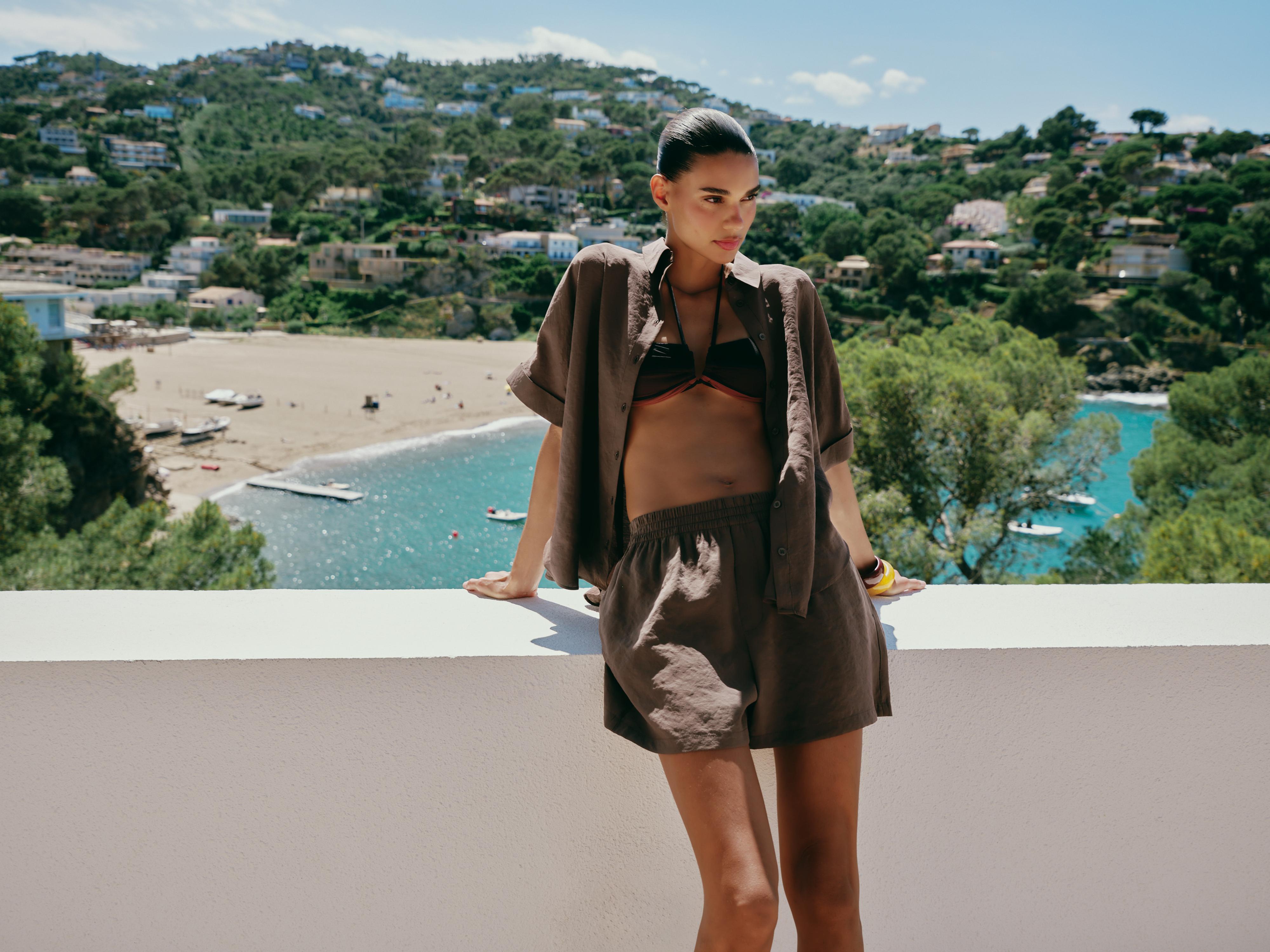 FLOWY SHORTS WITH ELASTIC WAIST