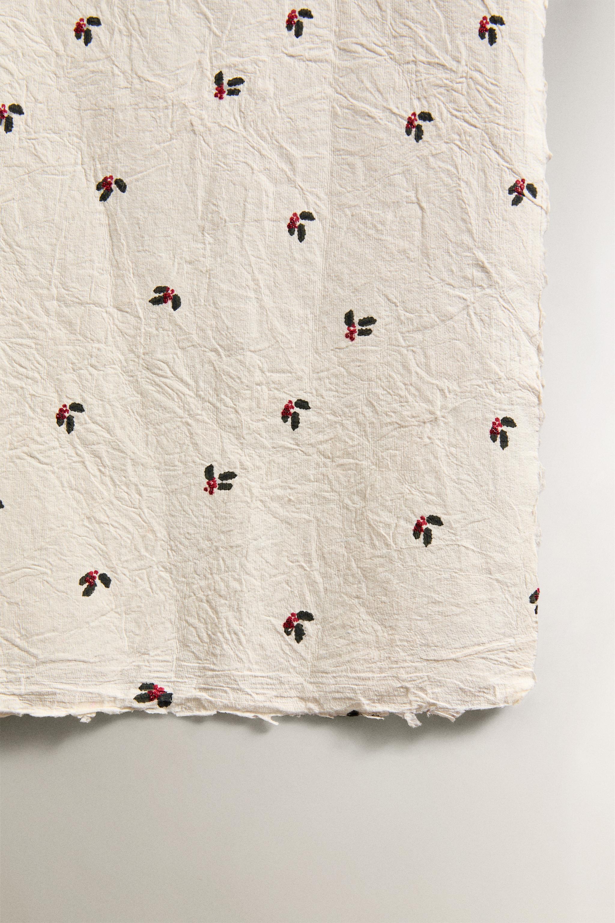 TEXTURED CHRISTMAS WRAPPING PAPER