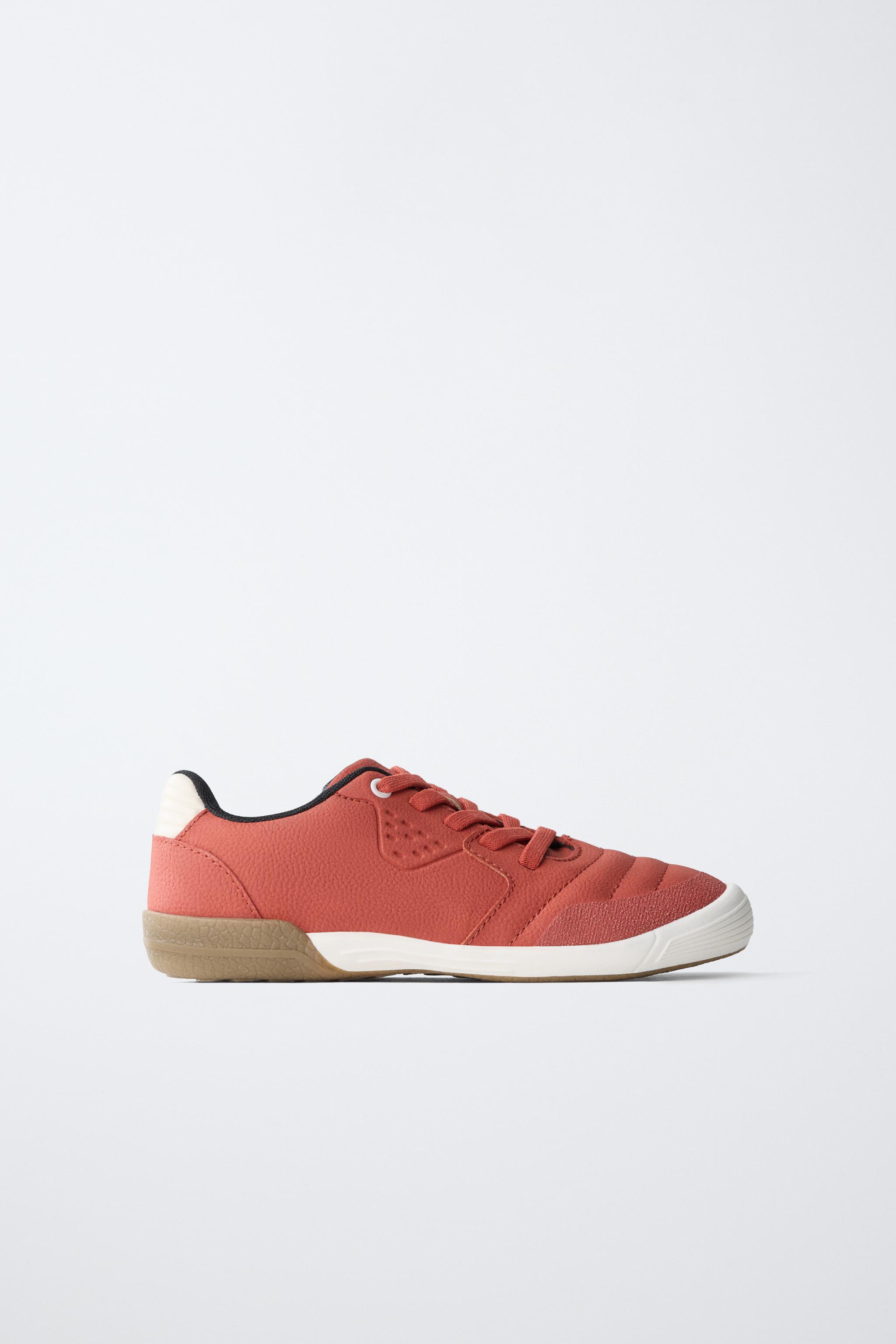 SOCCER SNEAKERS — Red