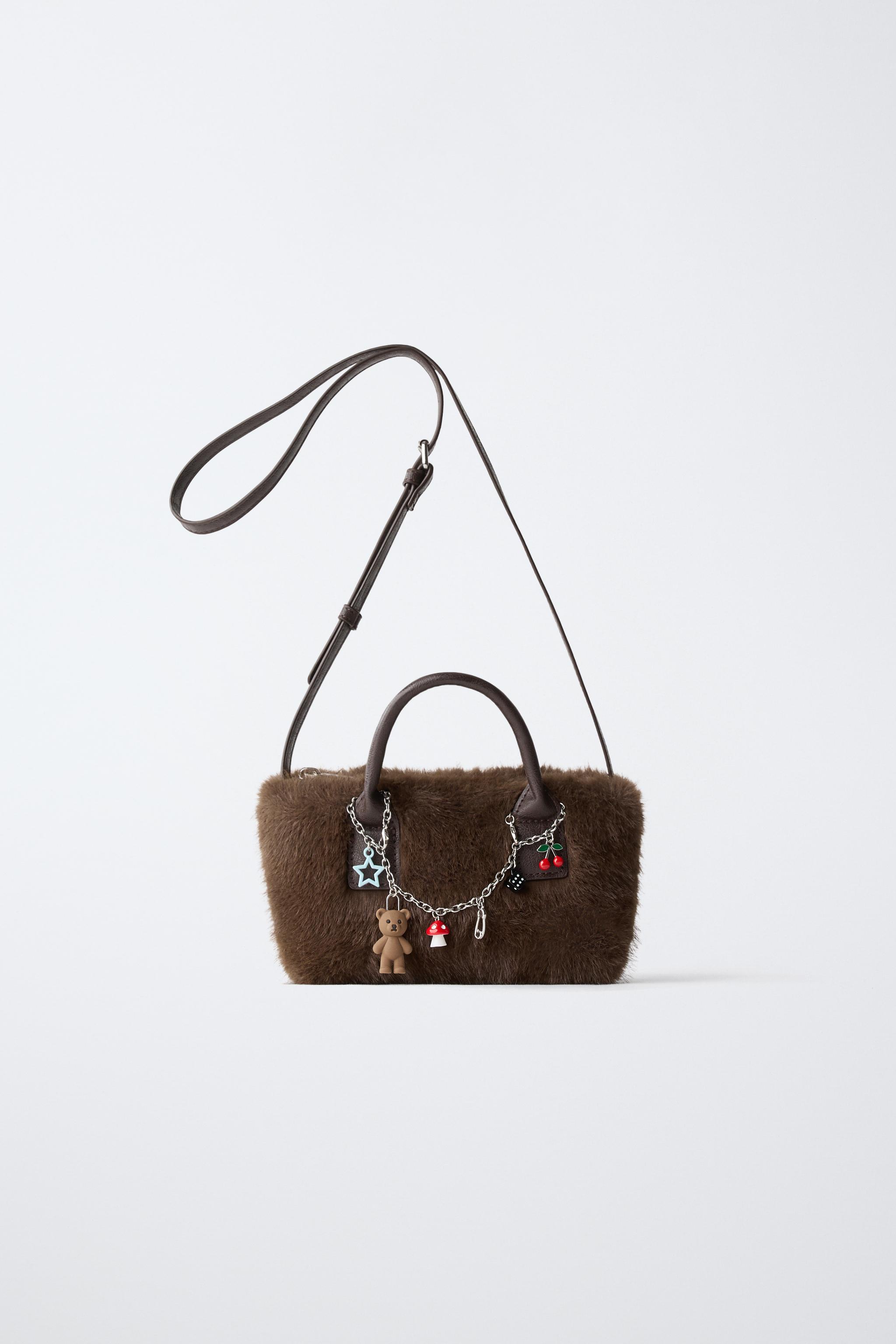 SAC BANDOULIÈRE EFFET FOURRURE AVEC CHARMS