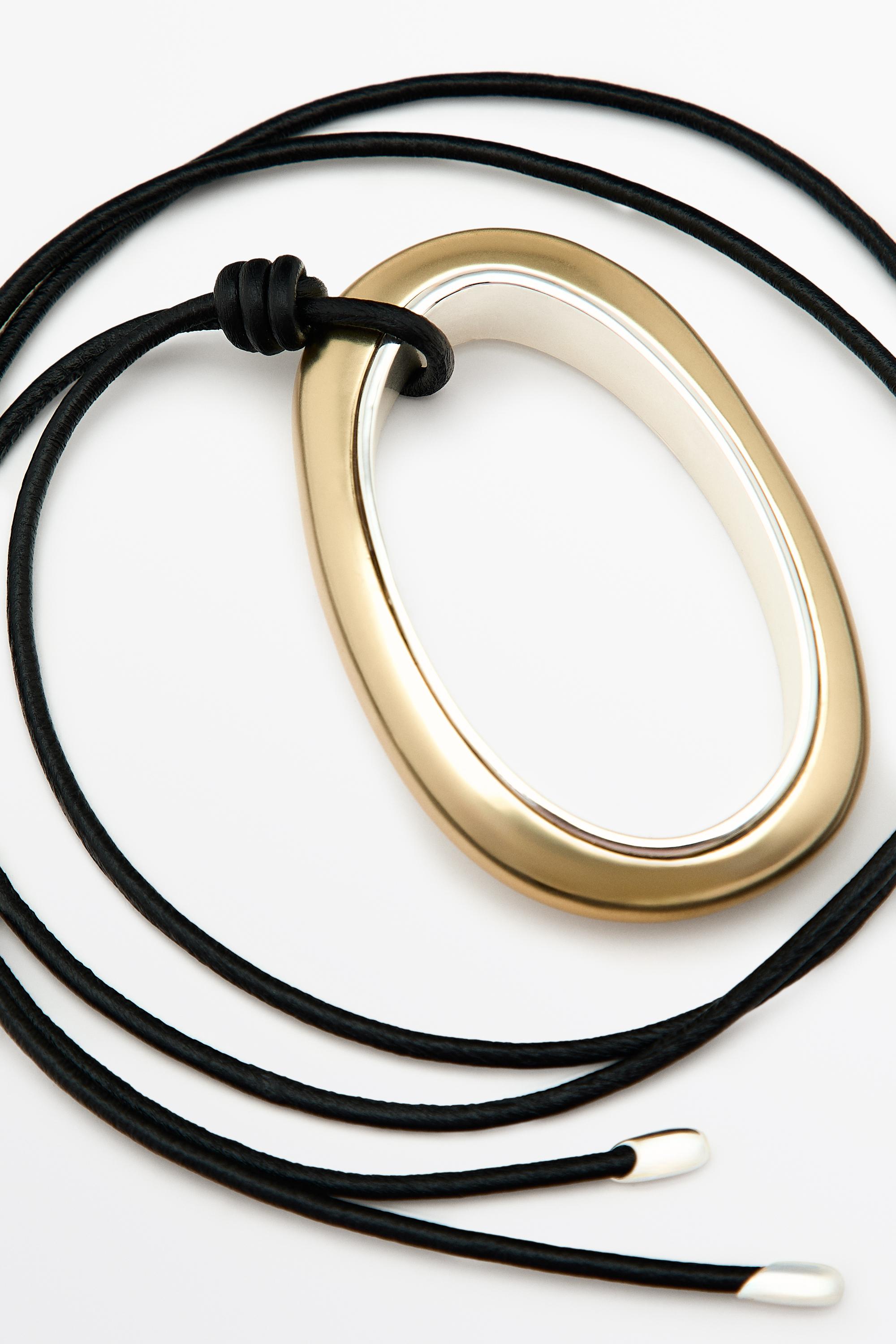 Collier pendentif ovale cordon cuir