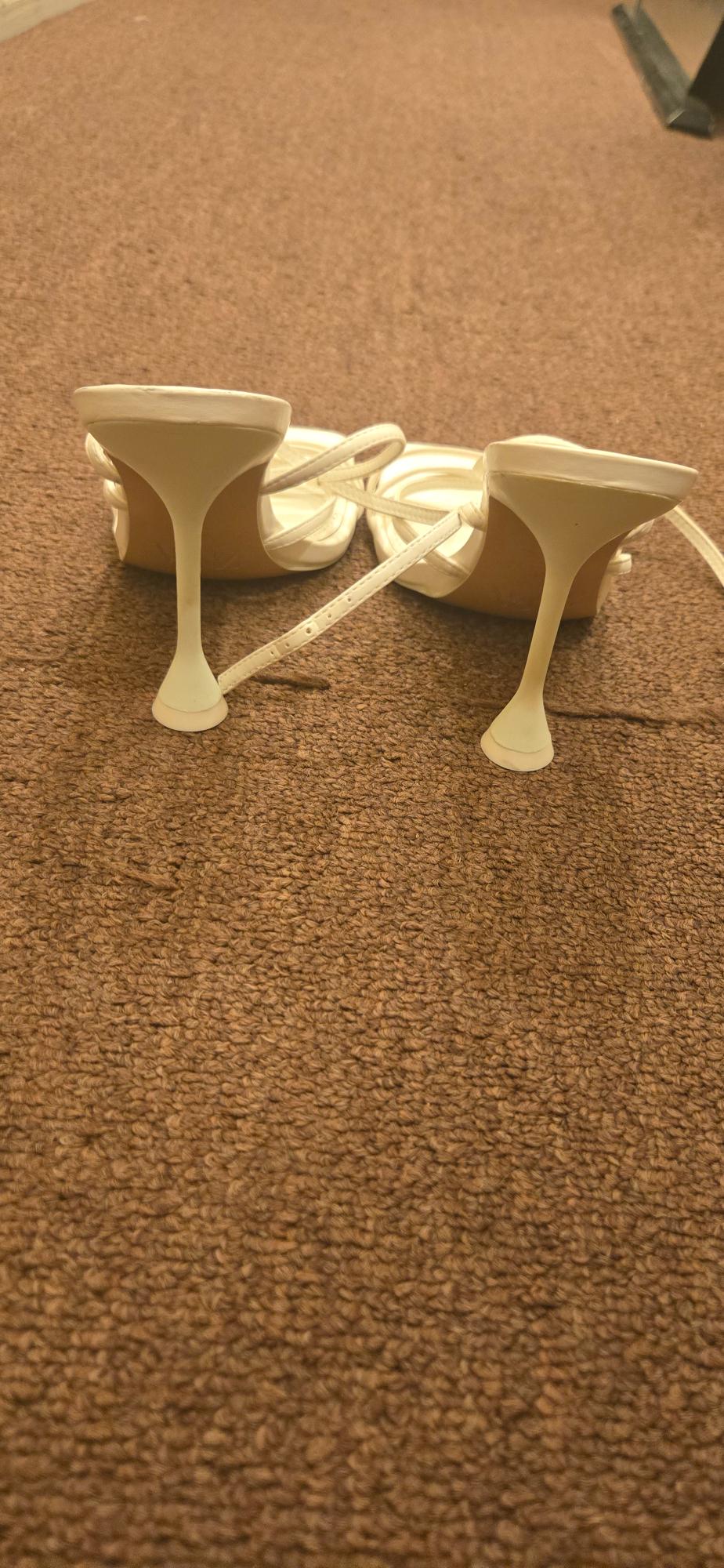 WHITE HEELS - Image 6