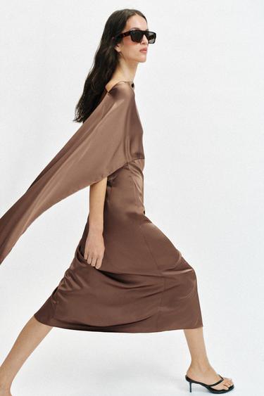 ROBE MI-LONGUE SATINÉE À CAPE - Caramel de Zara - Image 4