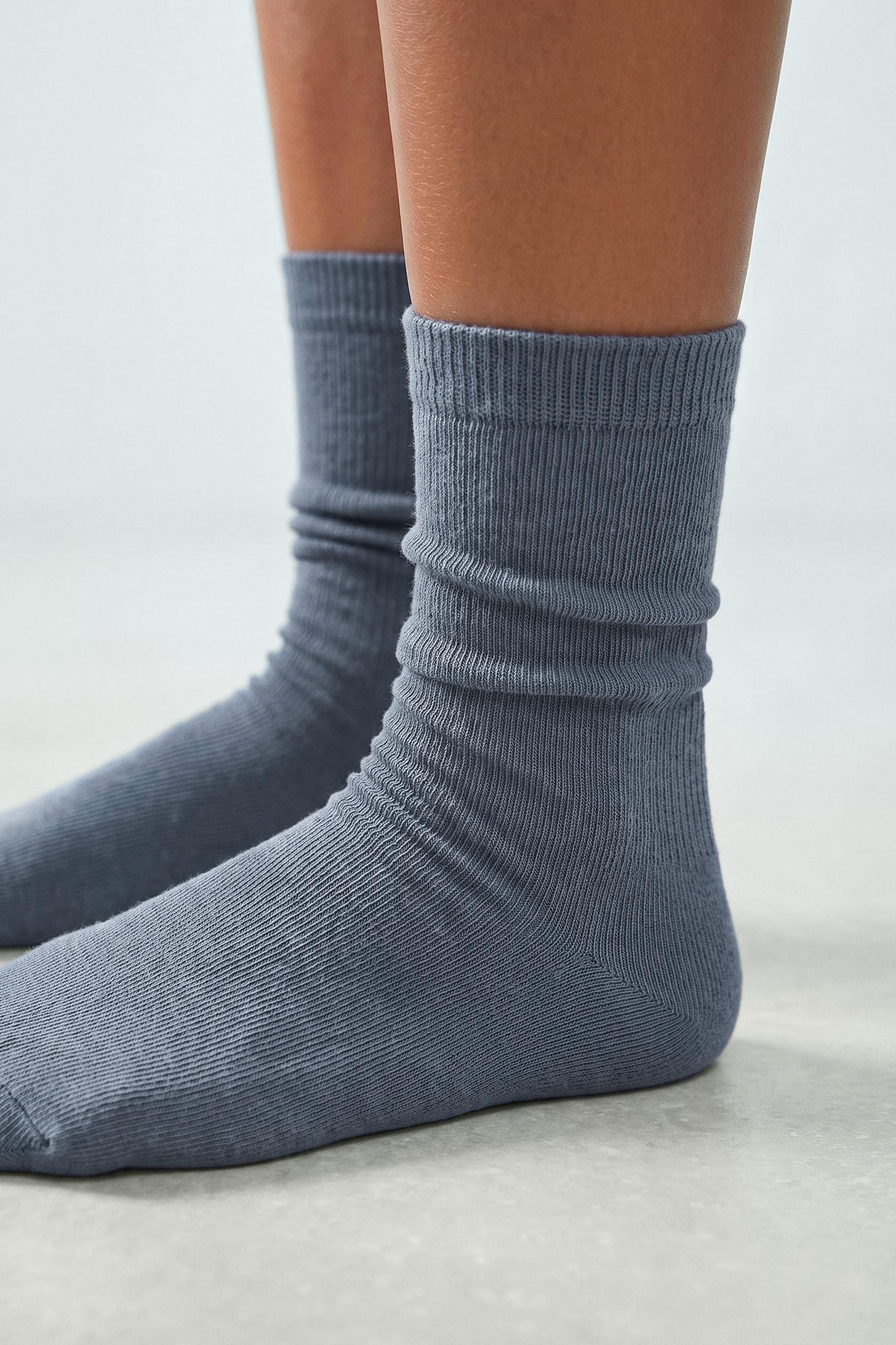 LOT DE CINQ PAIRES CHAUSSETTES HAUTES À RAYURES ET UNIES
