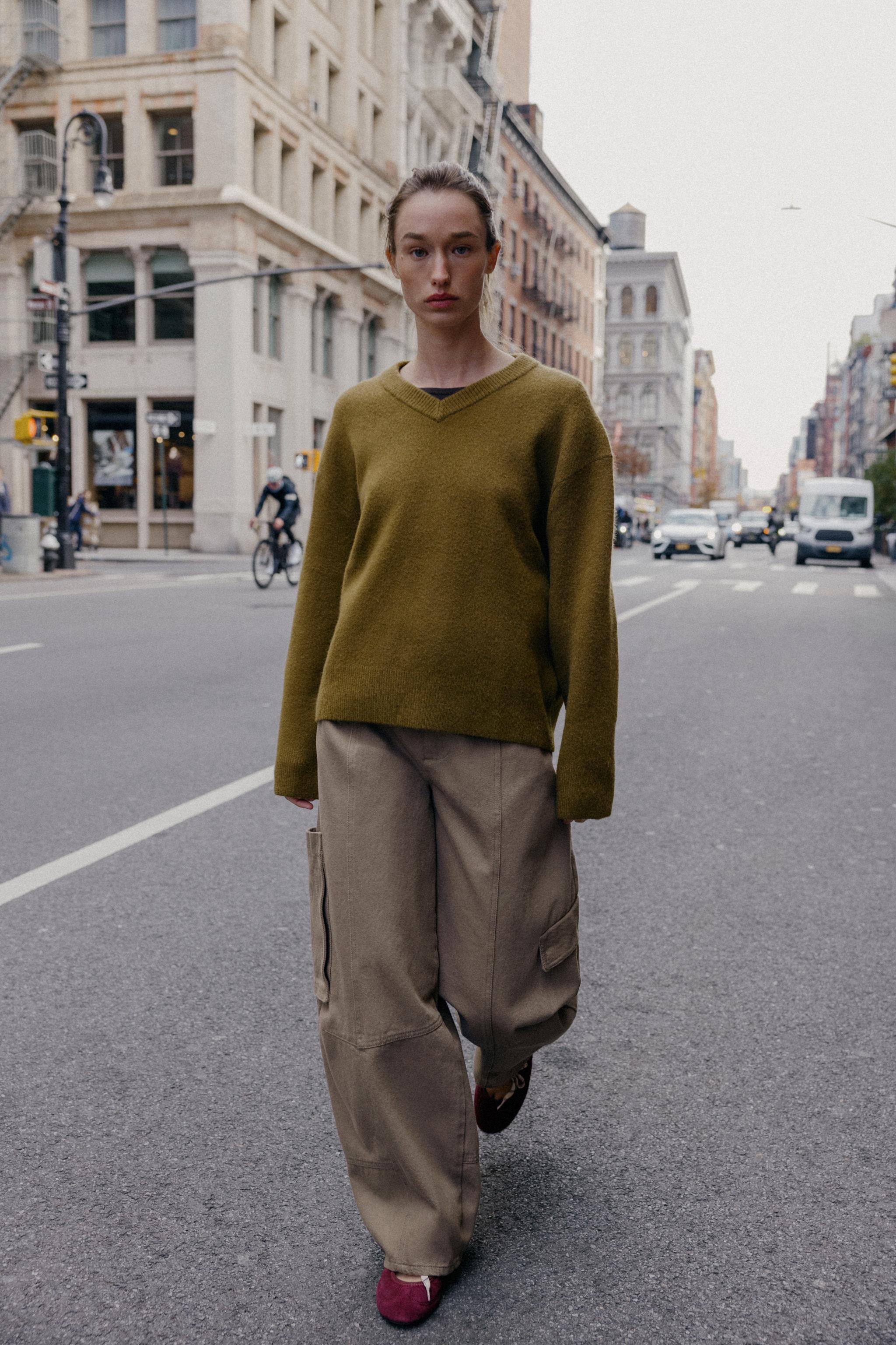 Vネックプレーンニットセーター - オリーブグリーン | ZARA Japan / 日本