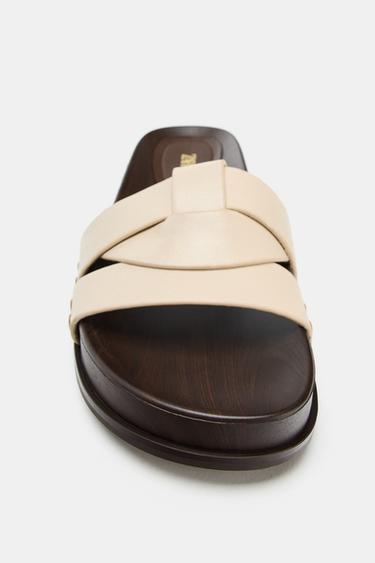 SANDALES PLATES EN CUIR À BRIDES CROISÉES - Blanc écru de Zara - Image 4