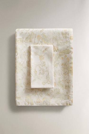 مفرش مائدة بطبعة بروكار دمشقي - أخضر فاتح الخاص بـ Zara