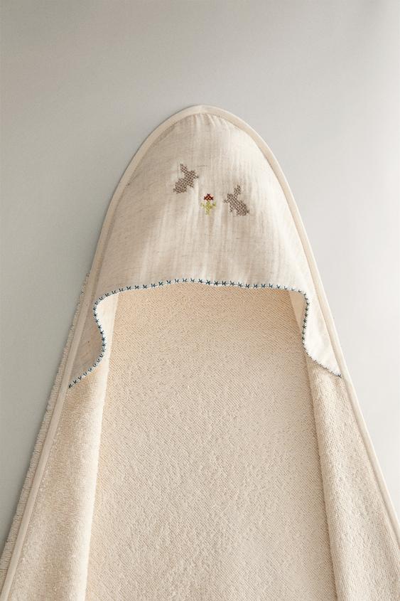 BABYBADEHÅNDKLÆDE MED BRODERI OG HÆTTE - lys beig fra Zara - Billede 0
